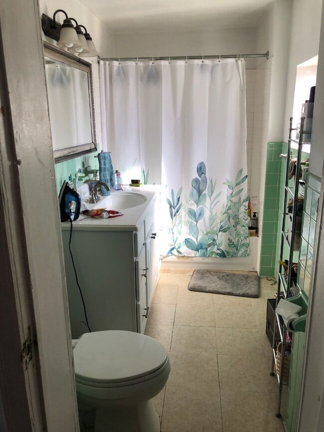 Bath#1 - 1801 Sidney St Unit 2