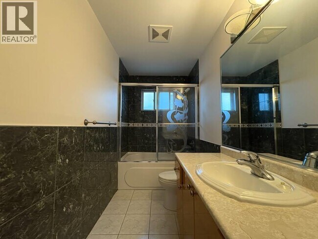 Photo - 4463-446A 46a St