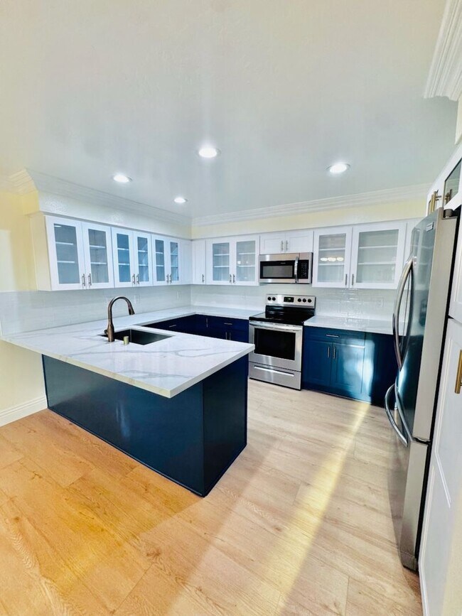 Building Photo - Remodeled townhome