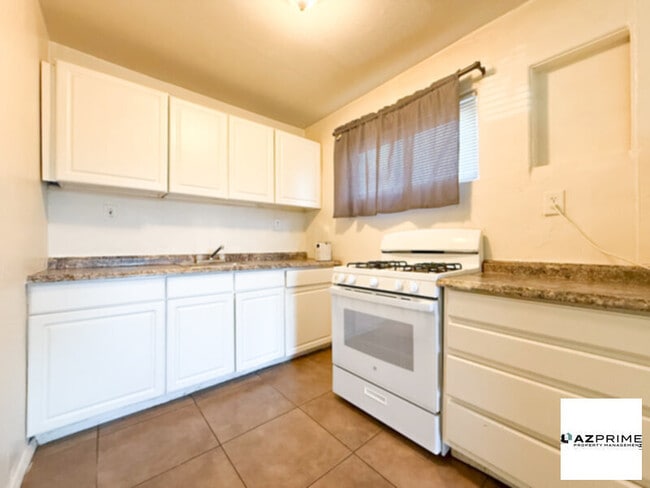 Photo - 2/1 Charming Corner Apartment in Glendale!