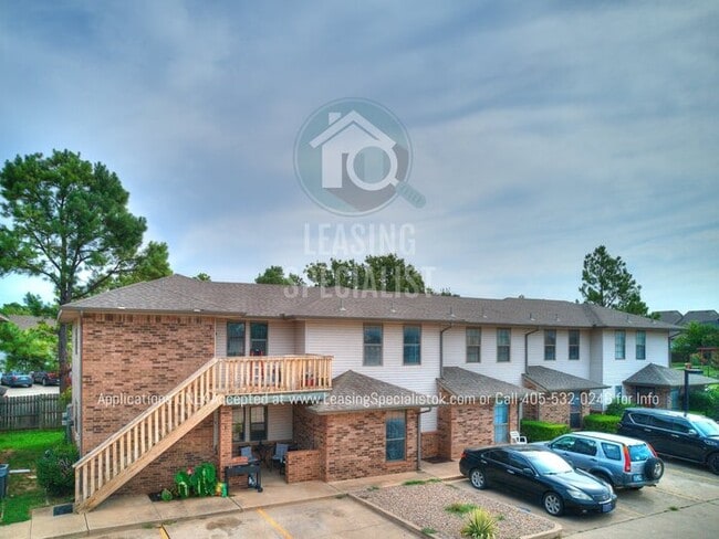 Building Photo - West Norman 2 Bed 1.5 Bath Townhouse Available for Your Immediate Move! Unit B