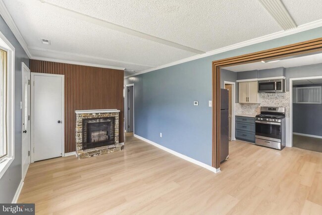 Photo - 1037 Monmouth Rd