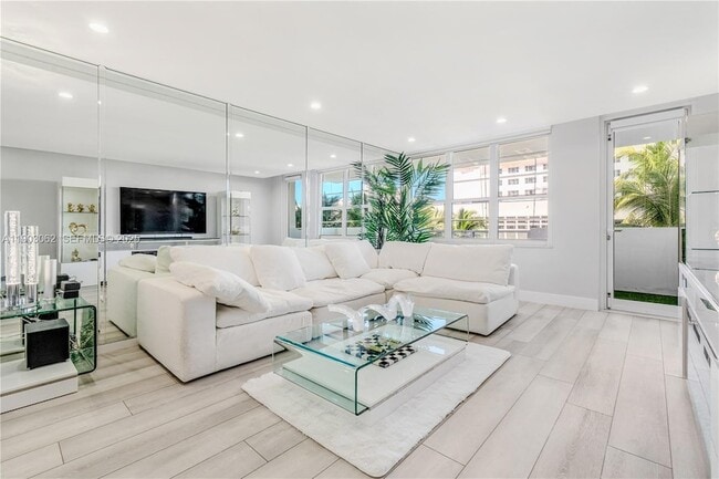 Building Photo - 100 Lincoln Rd Unit 323
