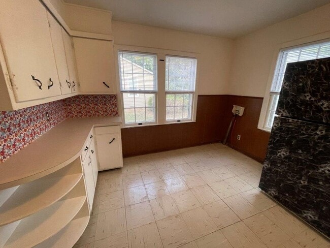 Photo - 2 bed 1&1/2 bath, detached garage in Norman