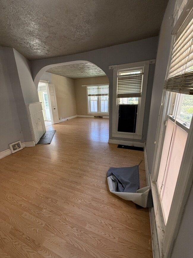 Photo - 905 W Main St