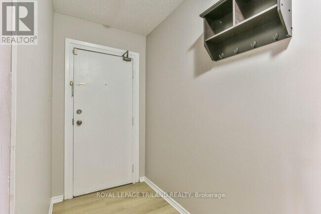 Photo - 1096 Jalna Blvd Unité 90