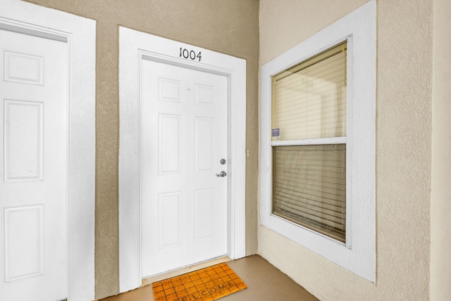 Building Photo - Spacious 2 Bedroom/2 Bathroom Condo in Gated Community with Pool Unit 1004