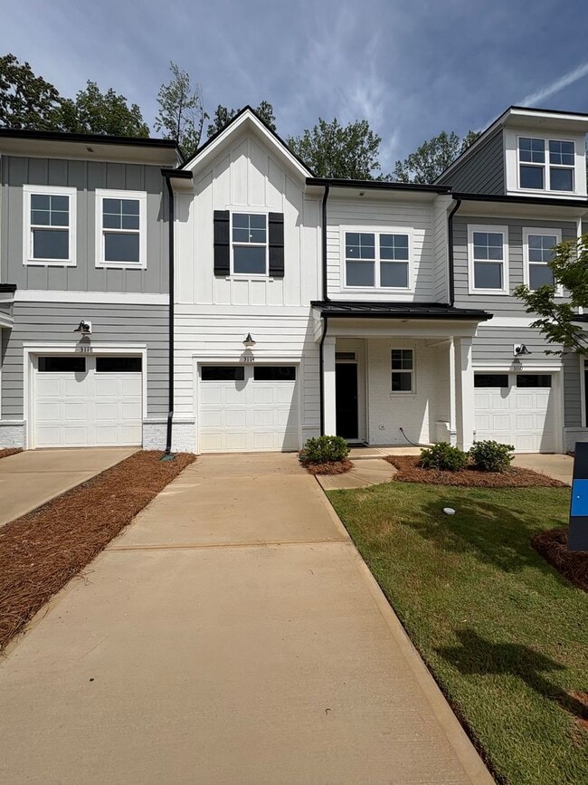 Building Photo - Beautiful End Unit Townhome in Griffith Lakes