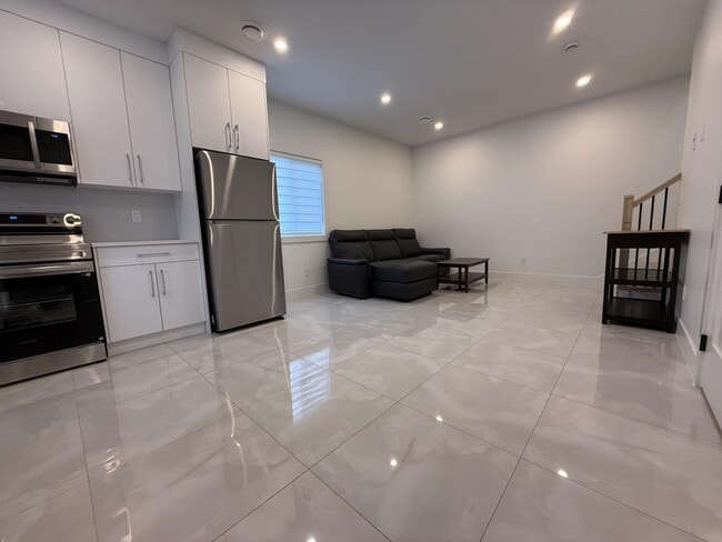 Photo - 9727-129A 129a St