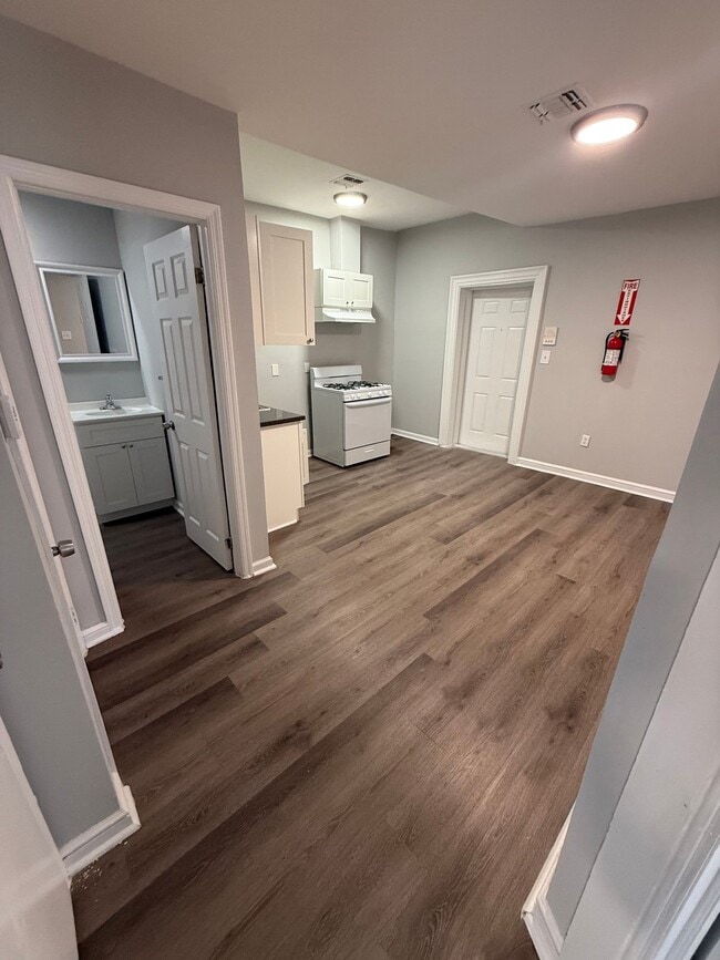 Photo - 71-73-73 N Main St Unidad 5