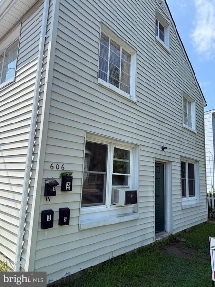 Building Photo - 606 Stuart St Unit 1 Rental