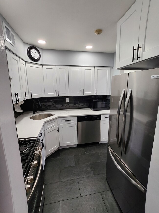 New quartz kitchen w all new stainless appliance - 49 Fairview Cir Condo Unit Artist Lake #49