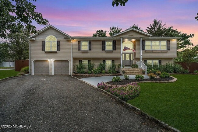 Building Photo - 61 Lynn Dr