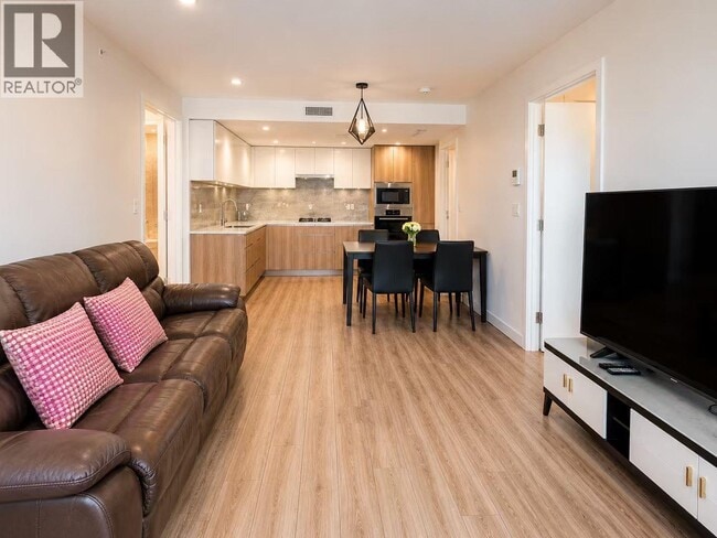 Photo - 6633-6633 Buswell St