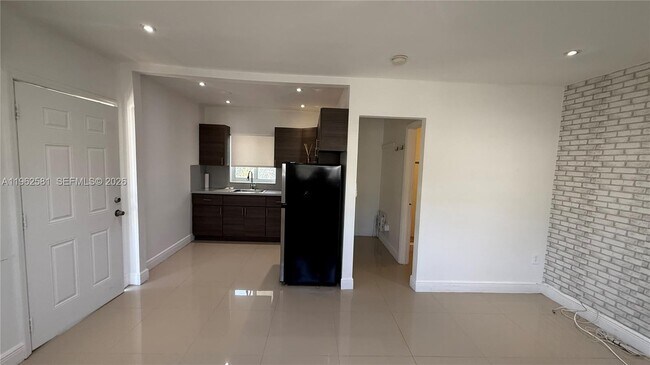 Photo - 560 NE 67th St Unidad 4