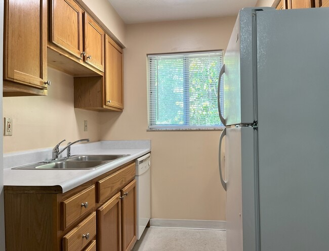 Building Photo - 5609 Happy Hollow Rd Unit 7 Rental