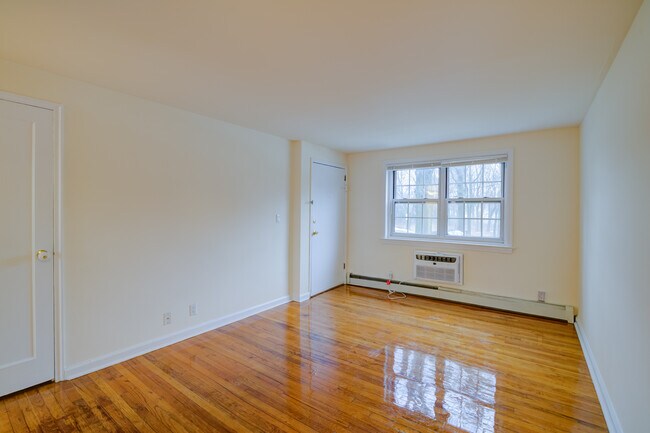 Living Rm - 4 Rm, 2 Bd, 1 Ba