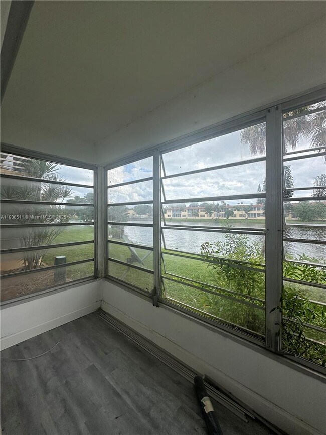 Photo - 2800 NE 203rd St Unidad 10