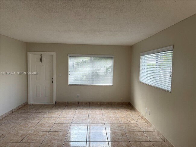 Photo - 715 NE 2nd Ave Unidad 105