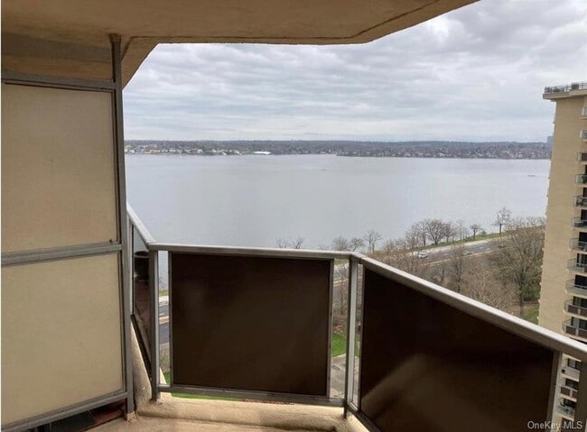 Building Photo - 17-85-85 215th St Unit 15J