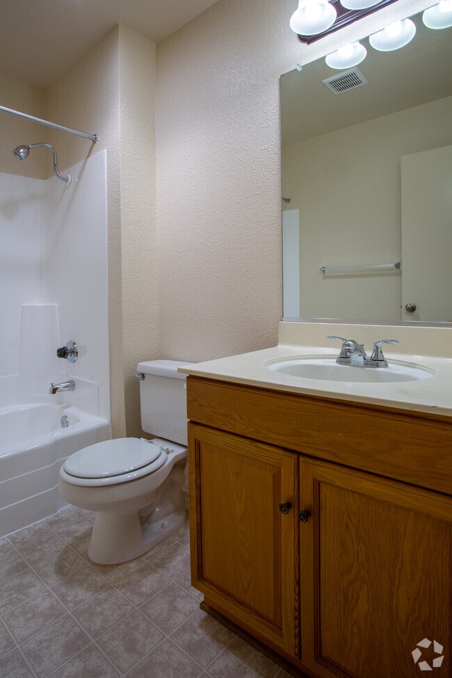 2BR, 1BA - 987 SF