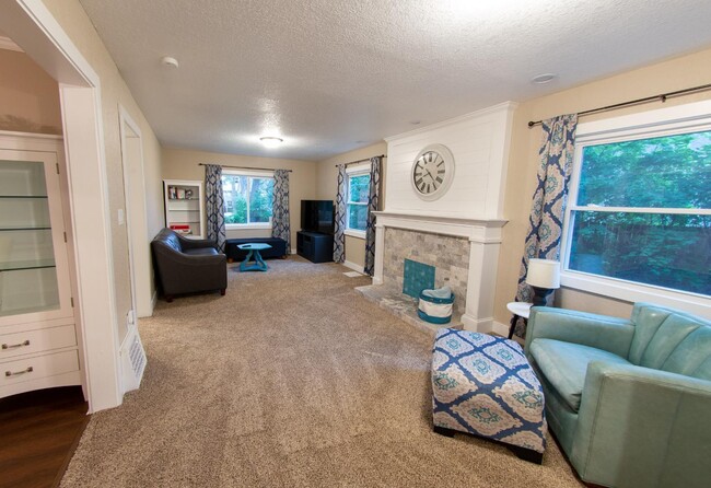 Photo - 109 S Russell Ave