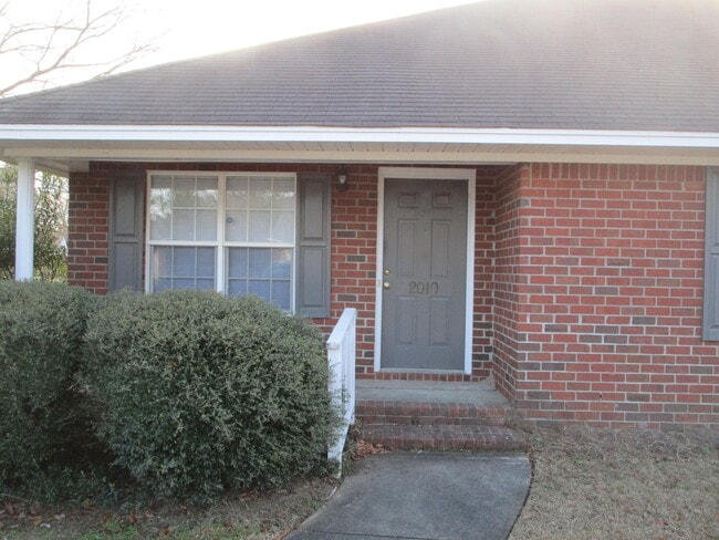 Building Photo - 2010 Essex Dr