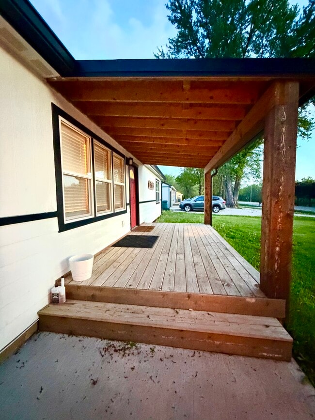 Front porch w/ sunset views - 18619 S State Route D