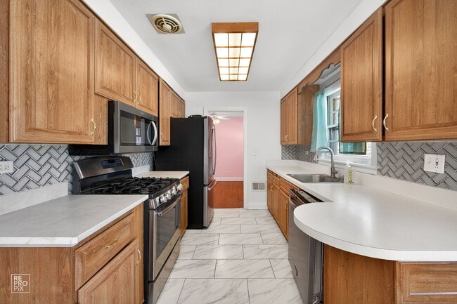 Photo - 304 E Golf Rd