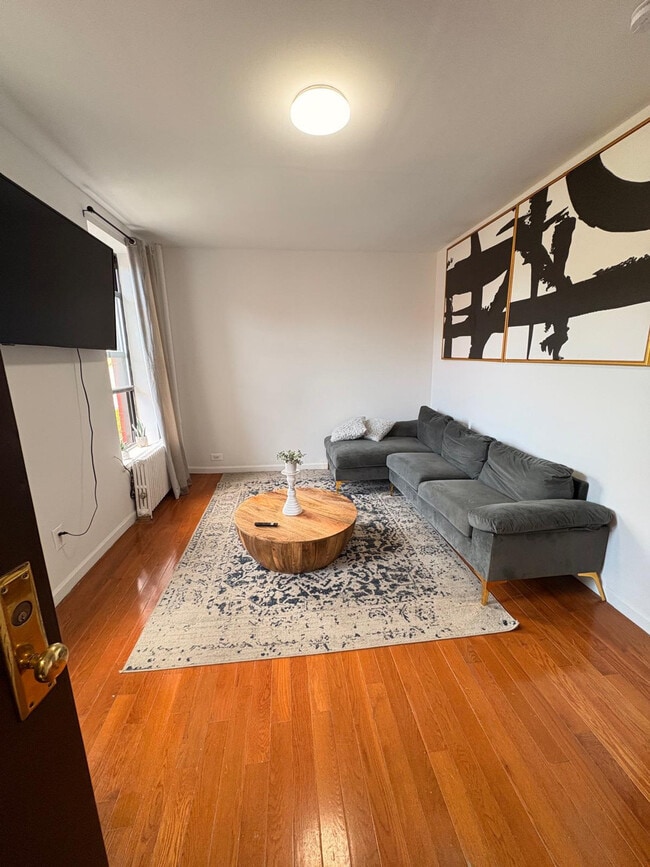 Building Photo - 402 E 11th St Rental