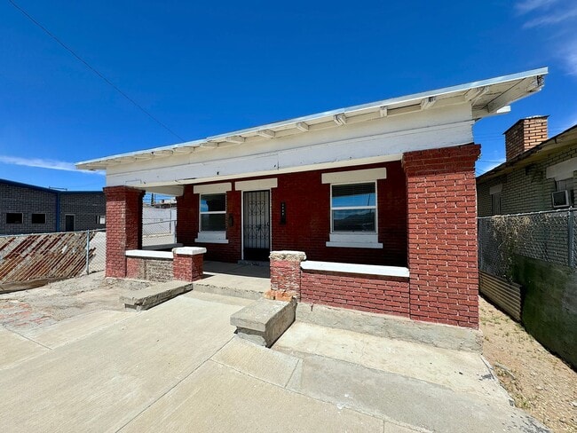 2 bed w/REFRIG A/C and HUGE finished basem... - 2 bed w/REFRIG A/C and HUGE finished basem... House