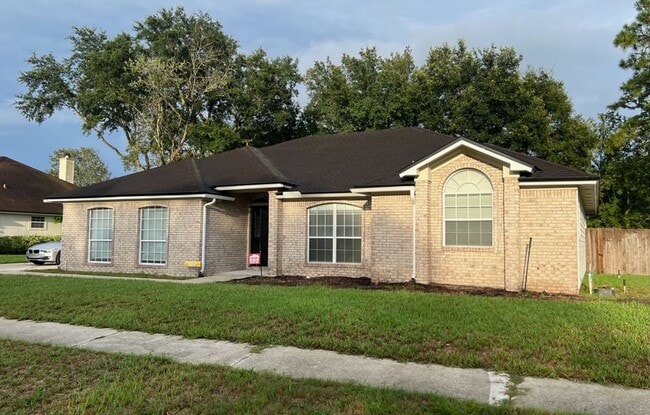 Building Photo - 4 Bedroom 2 Bathroom Home with Garage