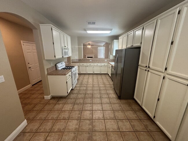 Photo - Available Now: 3 bed 2 bath home in Roseville