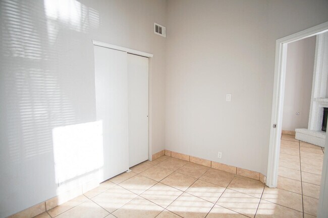 Photo - 10202 Niagara Falls Pl