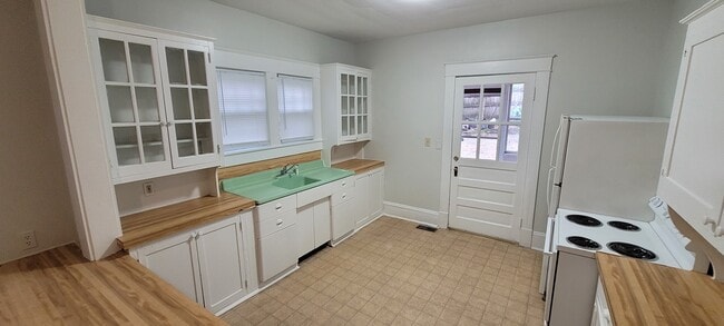 Photo - 104 S Josephine Boyd St