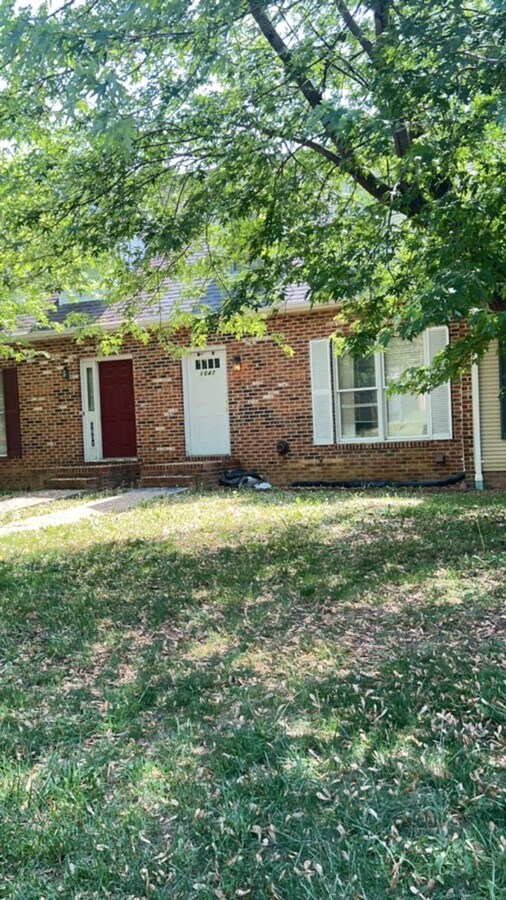 Photo - 1047 Blue Ridge Dr