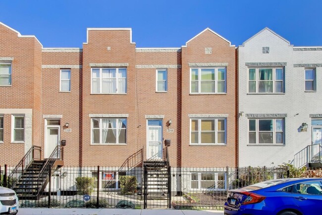 Building Photo - 2318 W Flournoy St