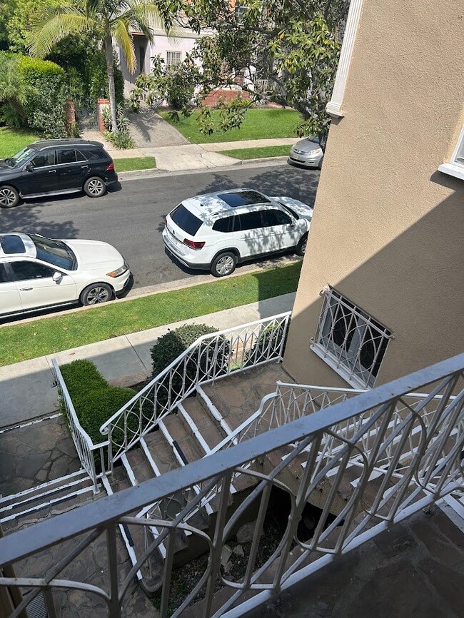 Building Photo - 1062 Masselin Ave Unit 1066