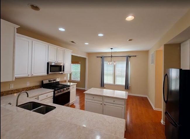 Photo - 809 Redden Row