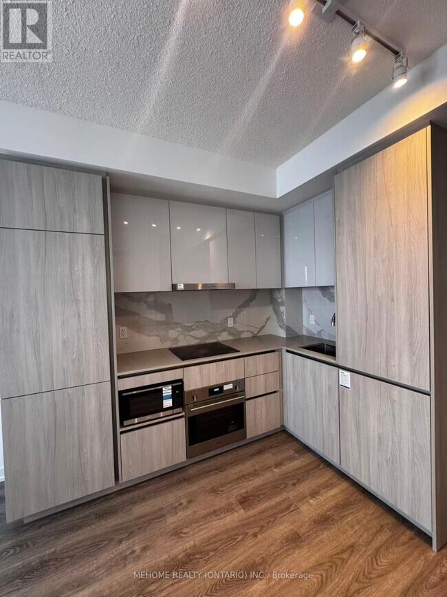 Photo - 8 Interchange Wy Unité 5315