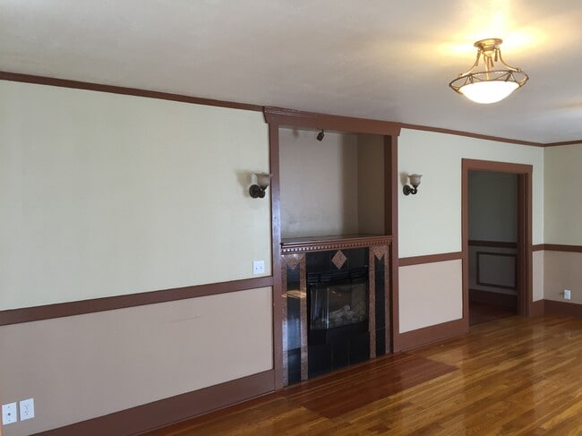 Photo - 105 125th St E