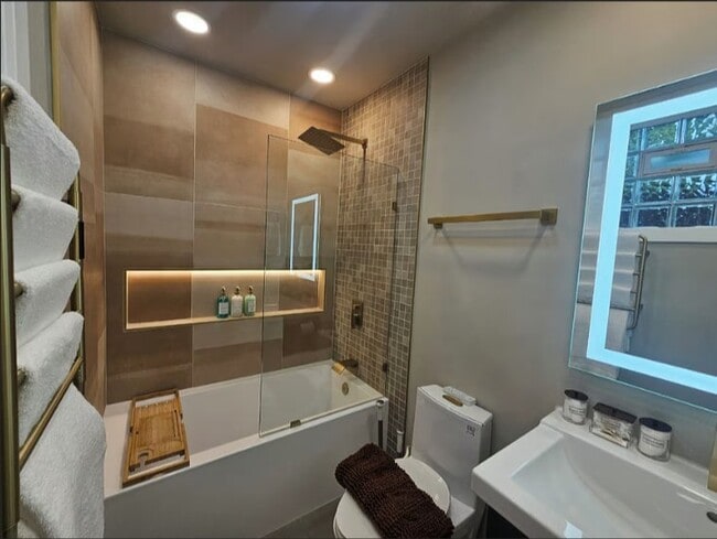 1050 W Dakin St Unit G2
