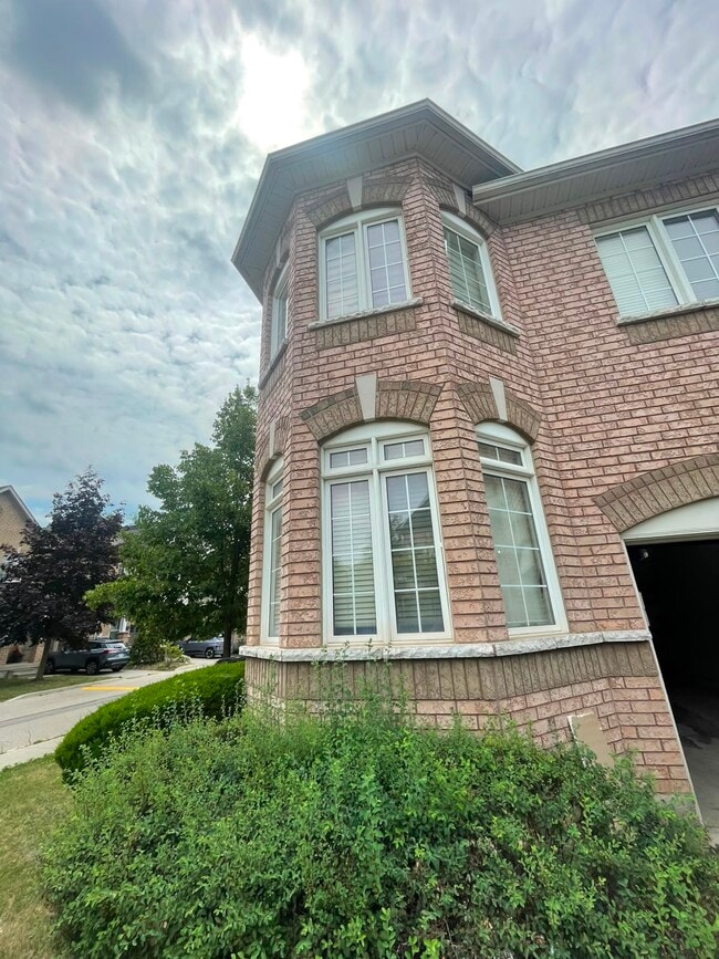 Building Photo - 110 Highland Rd E