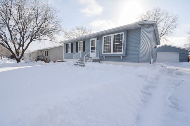 Building Photo - For Rent: Updated 3 Bed, 1.5 Bath Home — Available Immediately