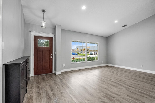 Photo - 429 Lake Victoria Cir