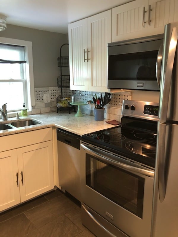 Quartz countertops, apmt size dishwasher , stainless appliances - 1431 SW Urish Rd