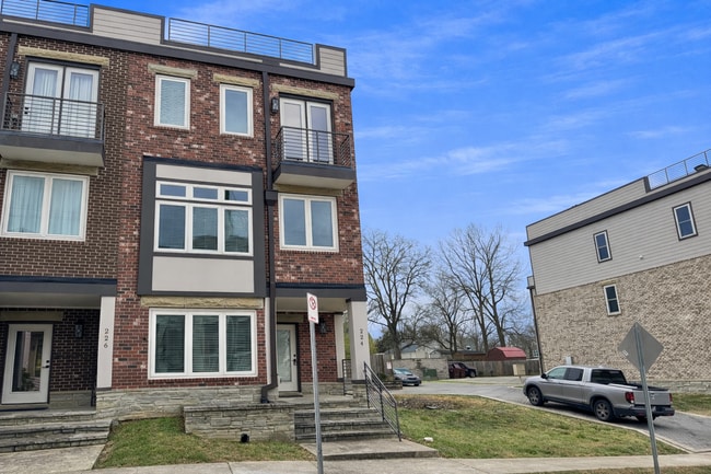 Photo - 3 Bed, 3.5 Bath Home w/ 2 Car Garage and Lake Views