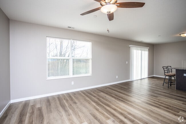 2BR, 2BA - Two-Story w/ Garage/1,350 SF
