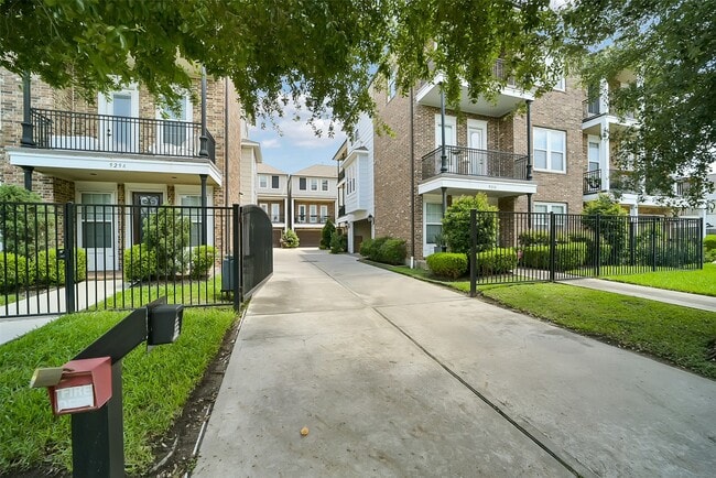 Building Photo - 925 W 19th St