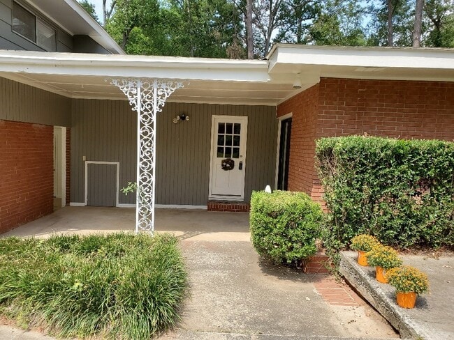 Photo - Newly Remodeled Mid Century Style Home!!